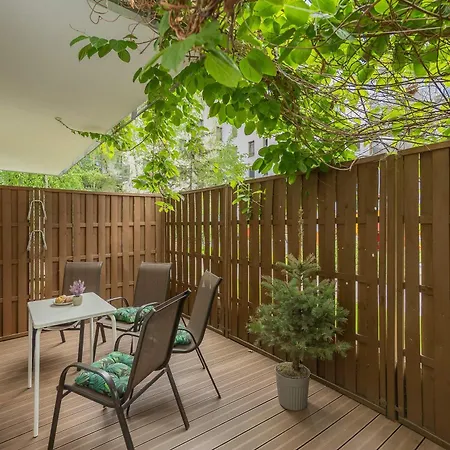 Cosy In With Garden, Parking And Fan By Renters Apartament *